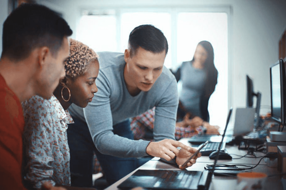Software Development Vs Mobile App Development: The Essential Guide